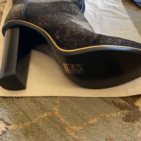 Lanvin Boots new never worn . Gold shimmer, black tassels. - Picture 3 of 14